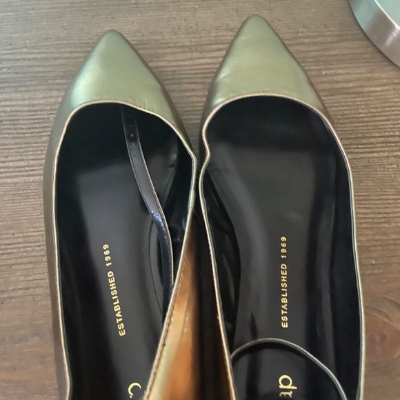 Gold flats - Picture 2 of 4